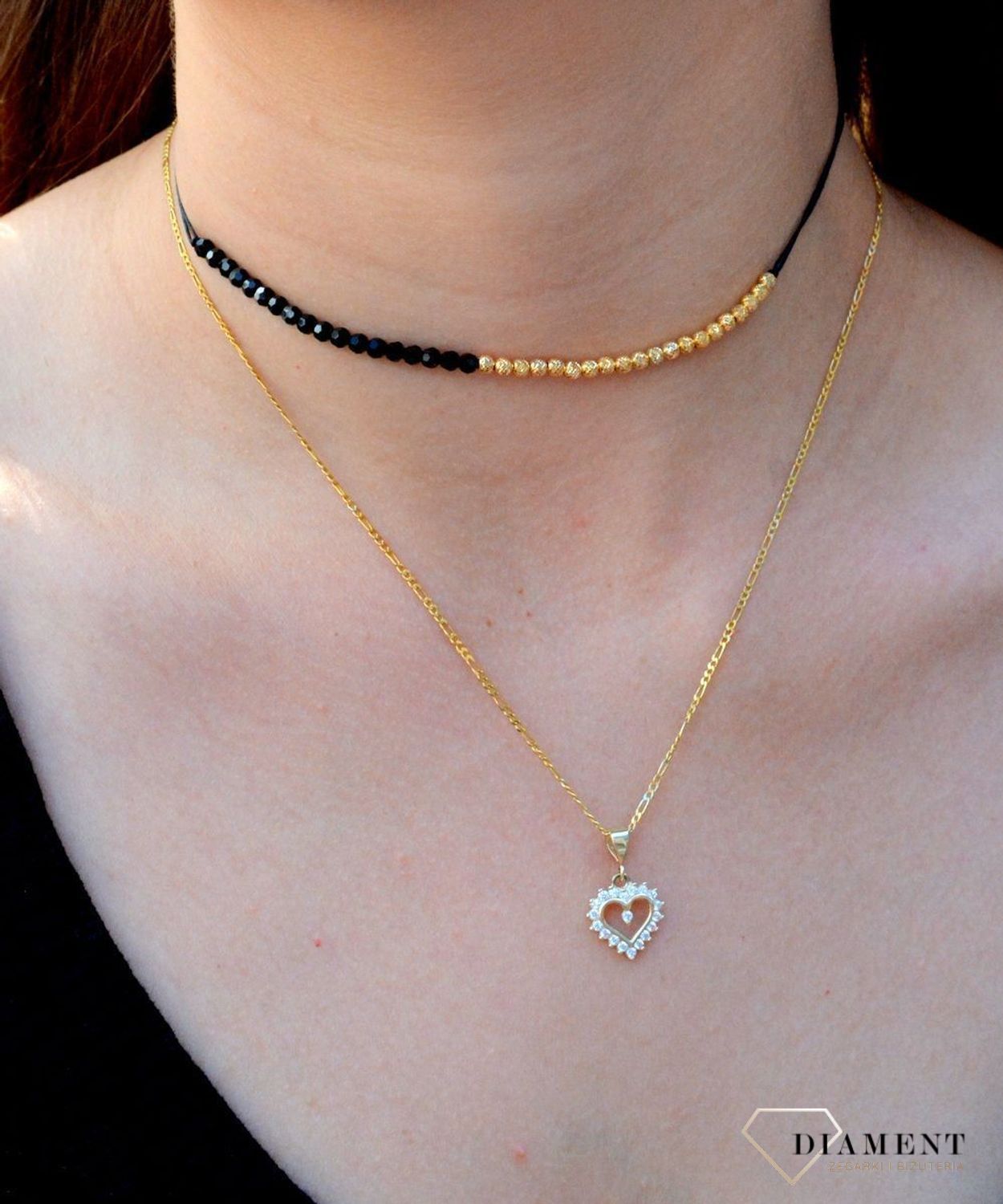 Złota zawieszka 333 serce z cyrkonią ZA 4651 333. Romantyczny wzór, który nada uroku oraz kobiecości każdej stylizacji. Wyjątkowy wisiorek o ponadczasowym motywie zachwyca estetyczną formą wykonania.jpg